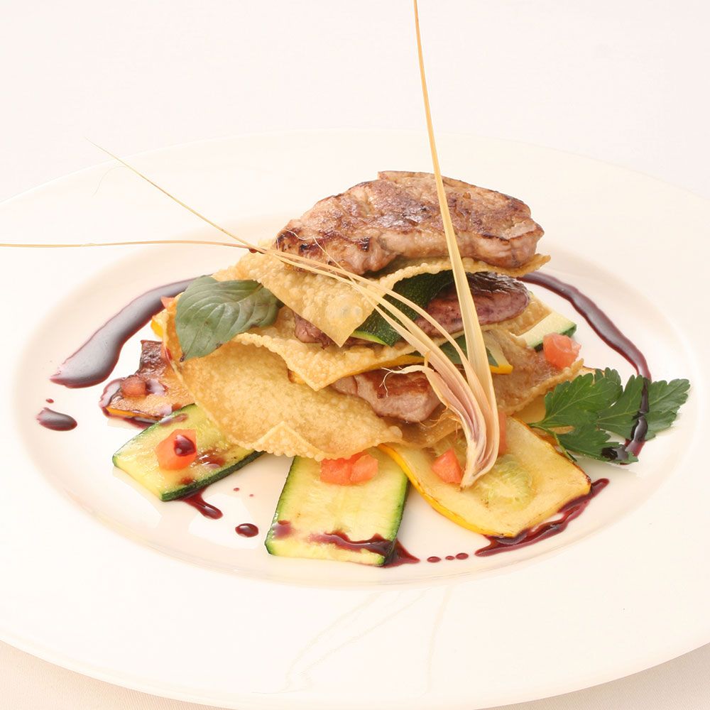 Ein gedeckter Teller mit einer Gabel und einem Messer neben dem Essen.
