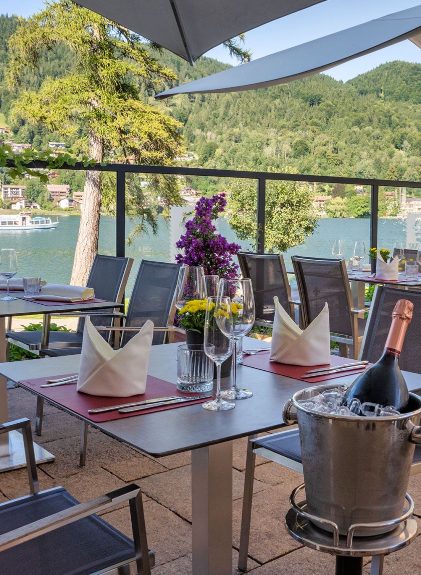 Elegantes Restaurant mit Blick auf See