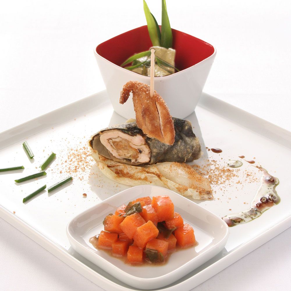 Ein Teller mit einer appetitlichen Speise darauf, die sorgfältig angerichtet ist.