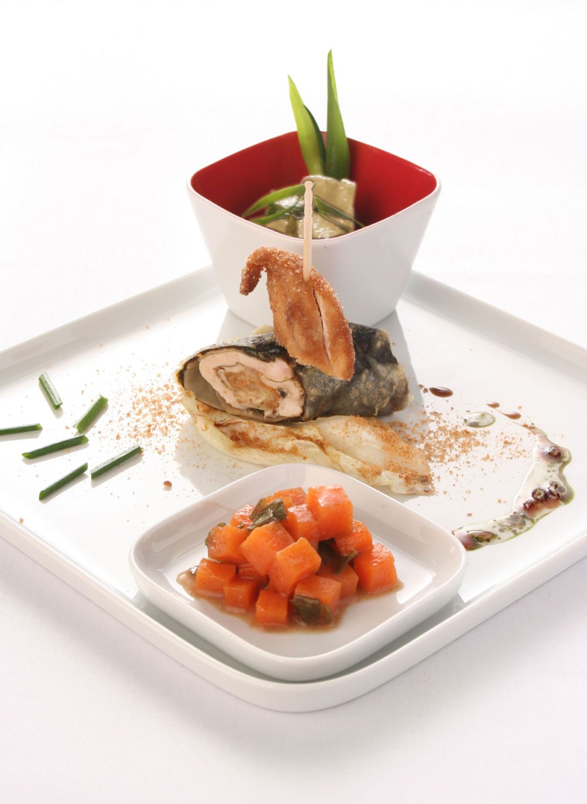 Ein Teller mit einer appetitlichen Speise darauf, die sorgfältig angerichtet ist.