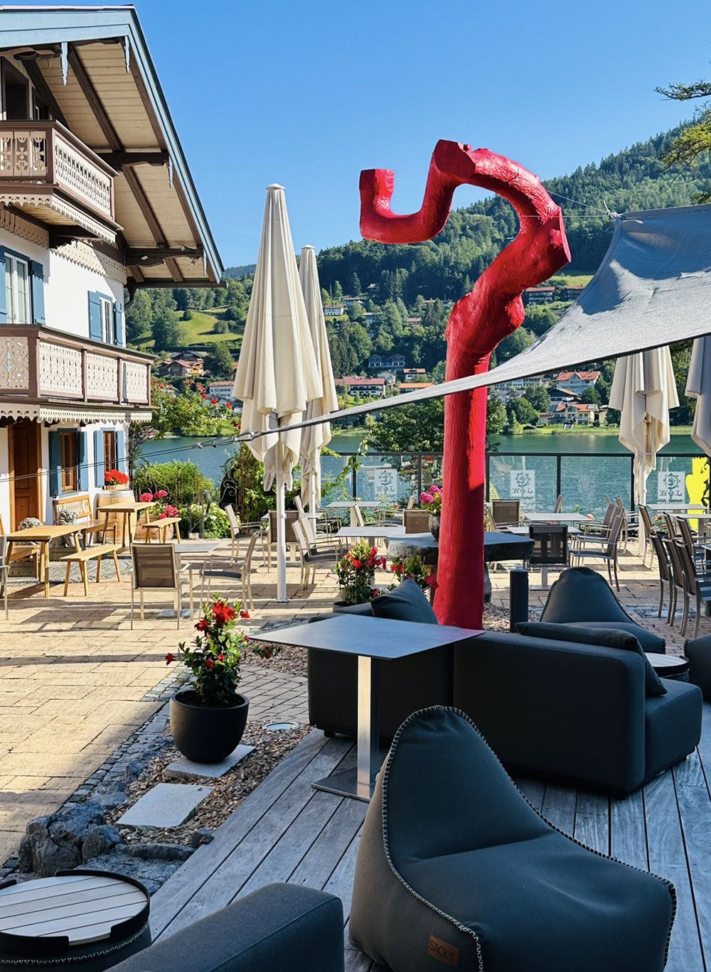 Moderne Terrasse mit roter Skulptur