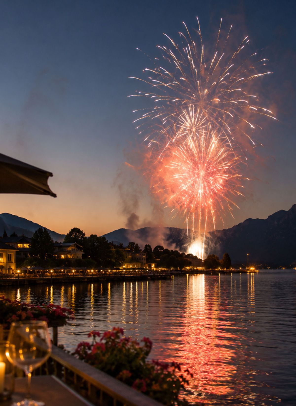 Feuerwerk über dem See bei Nacht