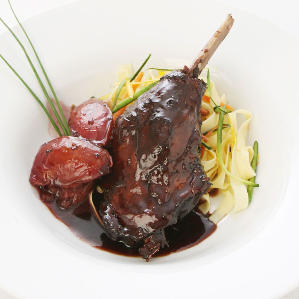 Ein Teller mit Fleisch und Gemüse, ansprechend angerichtet und bereit zum Servieren.