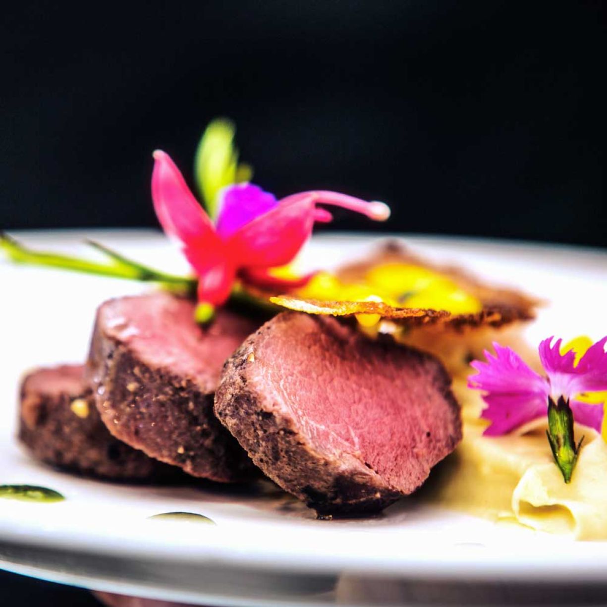 Restaurant am Lake im Hotel am Lake in den Alpen, umgeben von malerischer Berglandschaft und einem ruhigen See.
