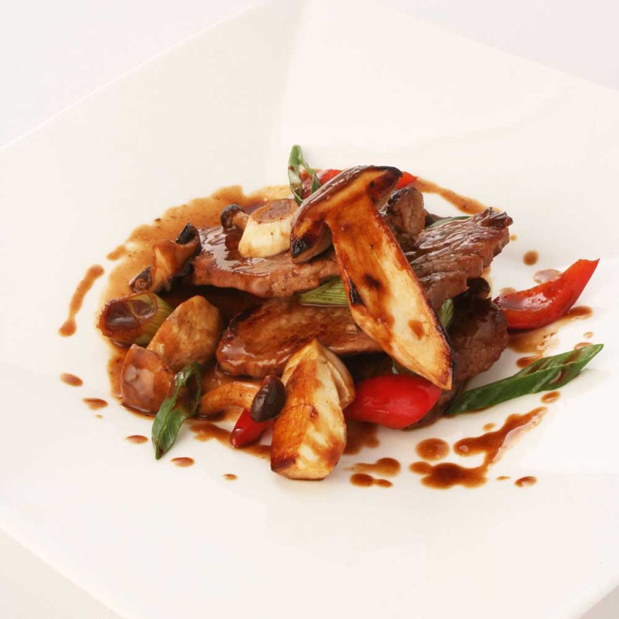 Ein Teller, der saftiges Fleisch und frisches Gemüse zeigt, appetitlich angerichtet.